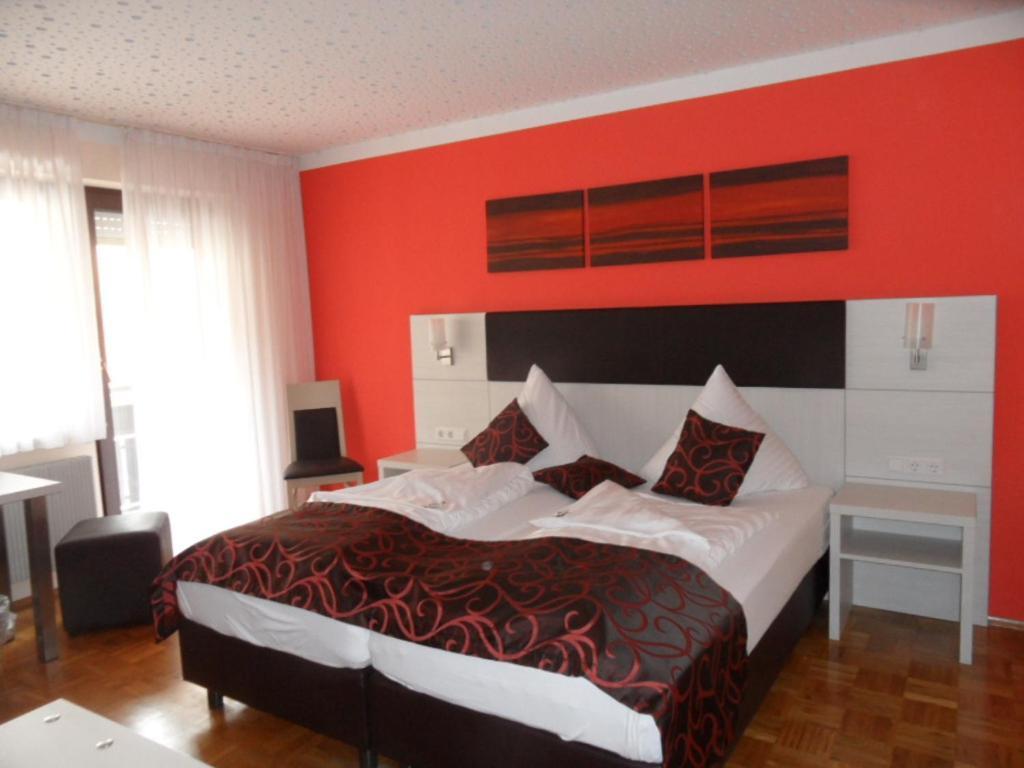 Hotel Gasthof Zum Engel - Gaestehaus Кюнцельзау Экстерьер фото