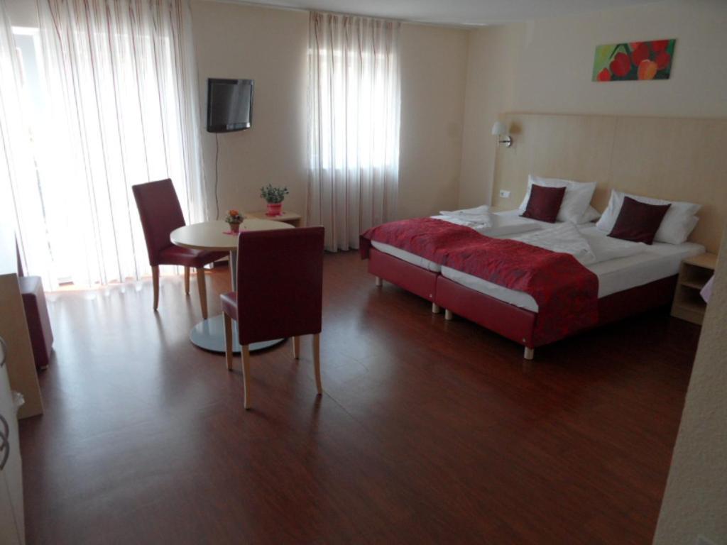 Hotel Gasthof Zum Engel - Gaestehaus Кюнцельзау Экстерьер фото